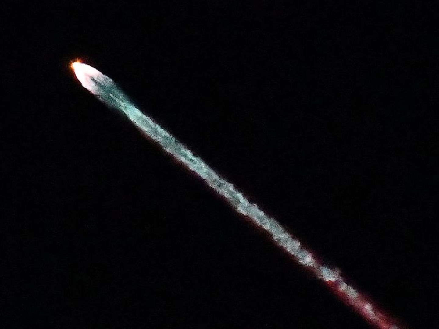 Starlink-Satelliten des Tech-Milliardärs Elon Musk werden laut Meldestelle CENAP immer wieder fälschlicherweise für Ufos gehalten, wenn sie kurz nach dem Start in Erdnähe Richtung All fliegen
