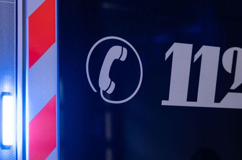 Nicht wegschauen: Ist eine Person nicht mehr ansprechbar oder wirklich stark unterkühlt, ist das ein Fall für den Notruf 112. Fo