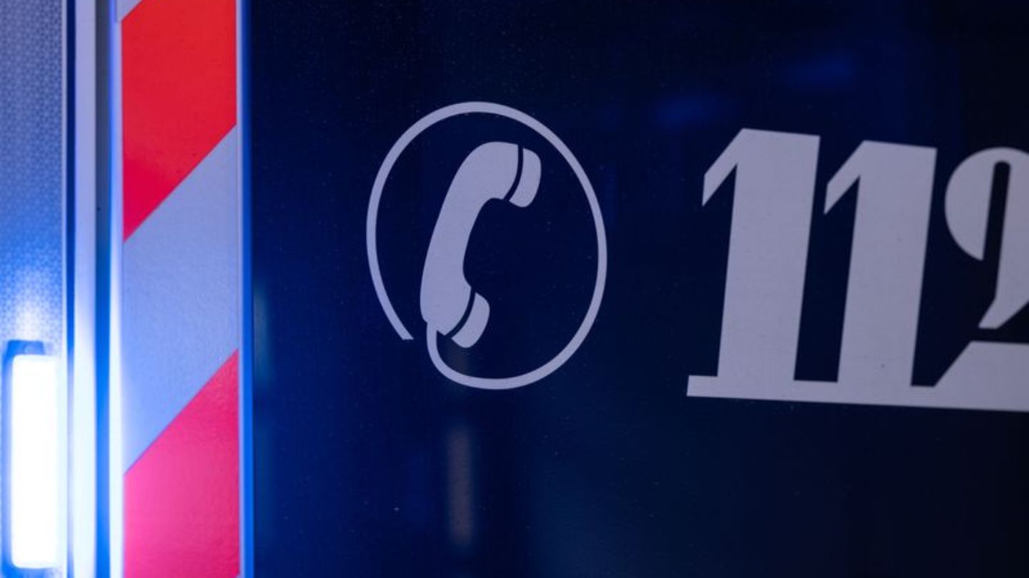 Nicht wegschauen: Ist eine Person nicht mehr ansprechbar oder wirklich stark unterkühlt, ist das ein Fall für den Notruf 112. Fo