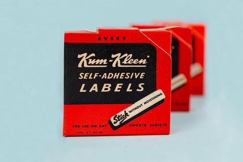 Stan Avery vertrieb seine Etiketten zunächst unter dem Namen "Kum-Kleen". Das neue daran: Sie klebten, ohne dass man sie zuvor noch einmal anfeuchten musste 