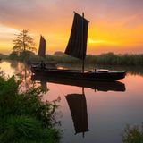 Weites, flaches Land unter einem schier endlosen Himmel findet man in Worpswede vor, einer Gemeinde nordöstlich von Bremen. Mitten im niedersächsischen Teufelsmoor waren Torfkähne noch zu Beginn des 20. Jahrhunderts eines der wichtigsten Verkehrsmittel. Durch die 1889 gegründete Künstlerkolonie wurde der Ort weltbekannt – unter anderem lebten hier Heinrich Vogeler und Paula Modersohn-Becker. "Flach liegt es da, fast ohne Falte, und die Wege und Wasserläufe führen weit in den Horizont hinein", schreibt Rainer Maria Rilke, den Vogeler 1898 nach Worpswede eingeladen hatte.