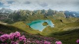 Türkiser See vor Bergpanorama