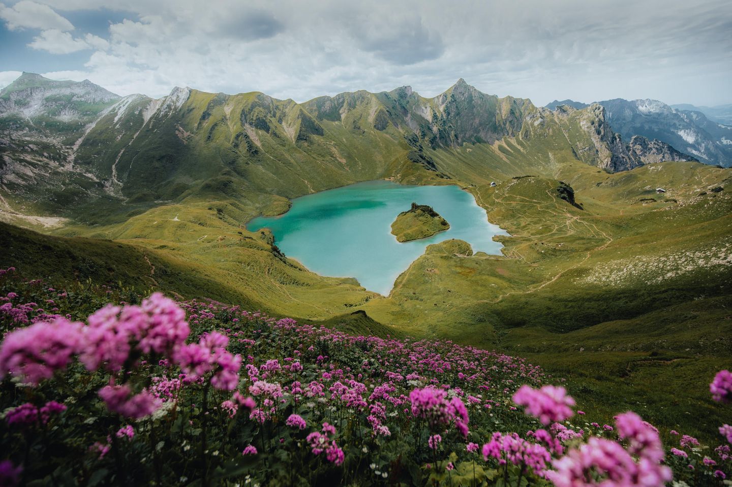 Türkiser See vor Bergpanorama