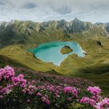 Türkiser See vor Bergpanorama
