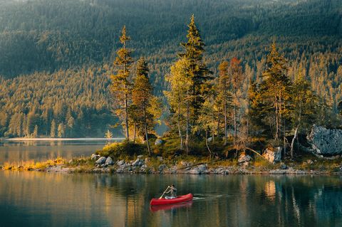 Mensch im Kanu auf dem Eibsee, im Hintergrund ein Bergpanorama