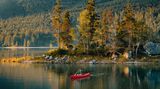 Mensch im Kanu auf dem Eibsee, im Hintergrund ein Bergpanorama