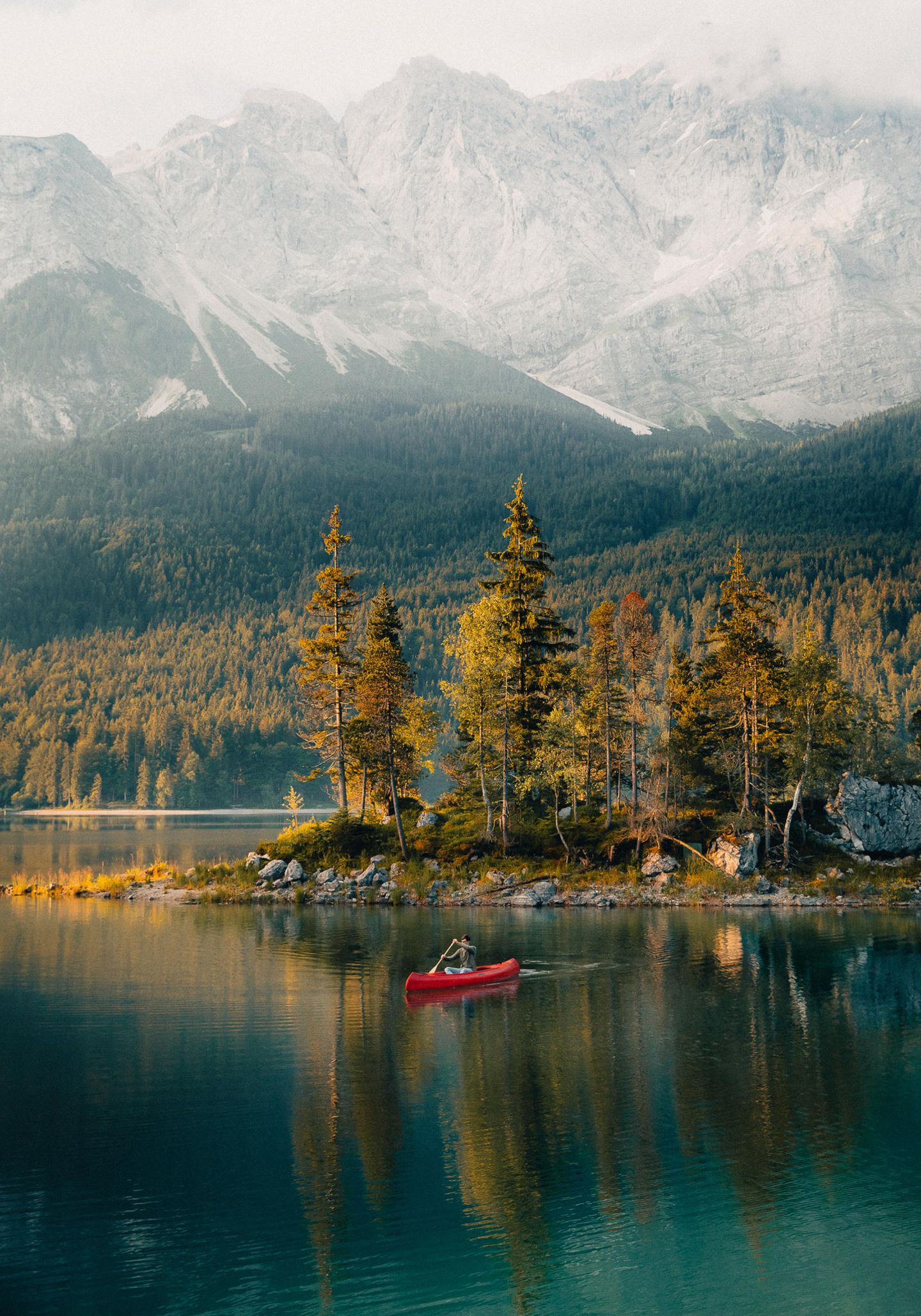 Mensch im Kanu auf dem Eibsee, im Hintergrund ein Bergpanorama