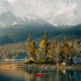 Mensch im Kanu auf dem Eibsee, im Hintergrund ein Bergpanorama