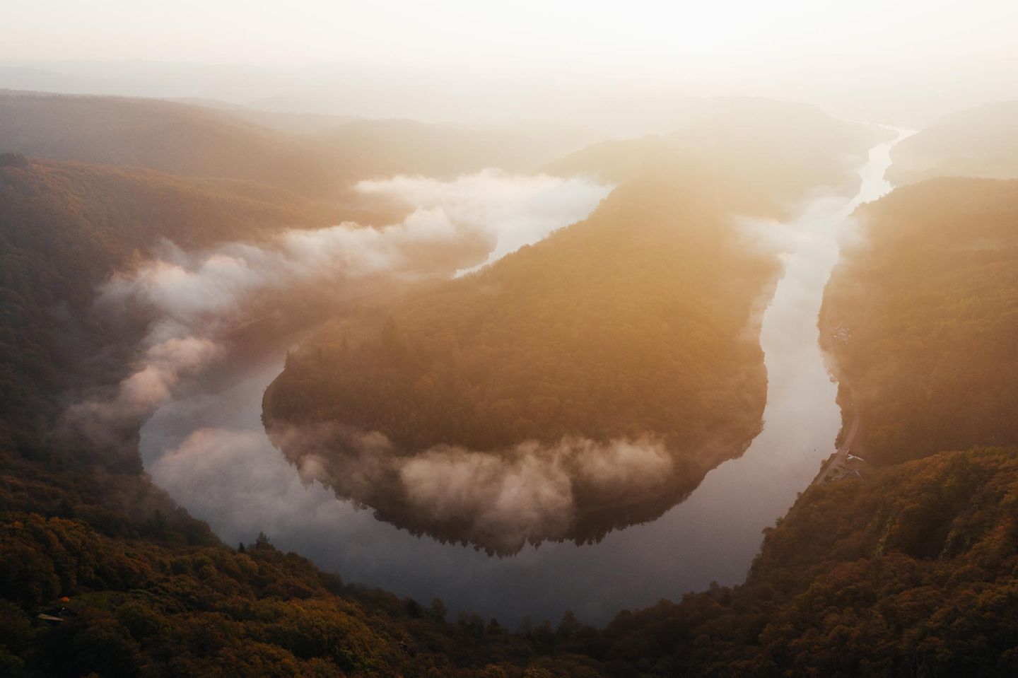 Saarschleife aus der Luft im Sonnenaufgang