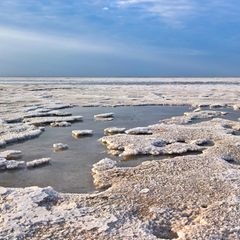 Dicht dran, stimmt aber nicht. Man hat meistens die Bilder von auf dem Wasser treibenden und dabei Zeitung lesenden Menschen vor Augen. Das Tote Meer ist zwar mit gut 30 % sehr salzhaltig, der Assalsee (im Bild) in Dschibuti, der Lac Rose im Senegal und vor allem der Don-Juan-Teich in der Antarktis sind aber noch wesentlich salziger. Der Don-Juan-Teich kommt sogar auf 40 % Salzgehalt, sodass dessen Wasser auch bei – 30 °C nicht friert.