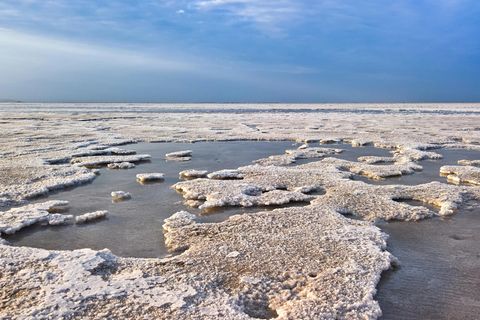 Dicht dran, stimmt aber nicht. Man hat meistens die Bilder von auf dem Wasser treibenden und dabei Zeitung lesenden Menschen vor Augen. Das Tote Meer ist zwar mit gut 30 % sehr salzhaltig, der Assalsee (im Bild) in Dschibuti, der Lac Rose im Senegal und vor allem der Don-Juan-Teich in der Antarktis sind aber noch wesentlich salziger. Der Don-Juan-Teich kommt sogar auf 40 % Salzgehalt, sodass dessen Wasser auch bei – 30 °C nicht friert.