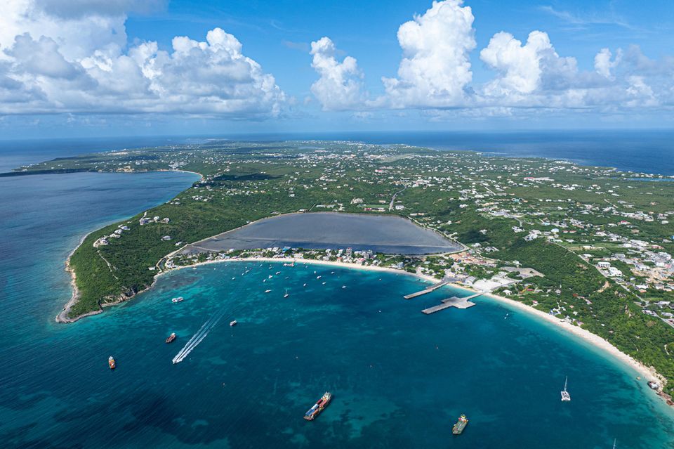 Lange war Anguilla vor allem für seine Strände, Palmen und Luxushotels bekannt. Dann verhalf die Euphorie rund um Künstliche Intelligenz der Insel zu unerhofften Einnahmen 1.3403
