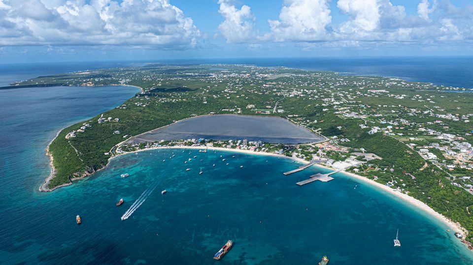 Lange war Anguilla vor allem für seine Strände, Palmen und Luxushotels bekannt. Dann verhalf die Euphorie rund um Künstliche Intelligenz der Insel zu unerhofften Einnahmen