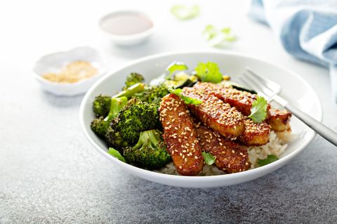 Teryaki Tempeh mit geröstetem Gemüse in einer weissen Schüssel