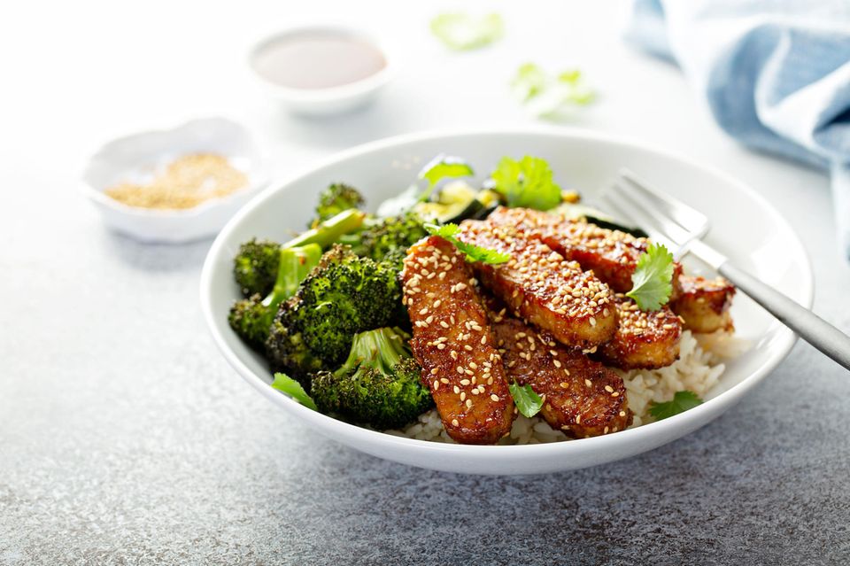 Teryaki Tempeh mit geröstetem Gemüse in einer weissen Schüssel 1.5004