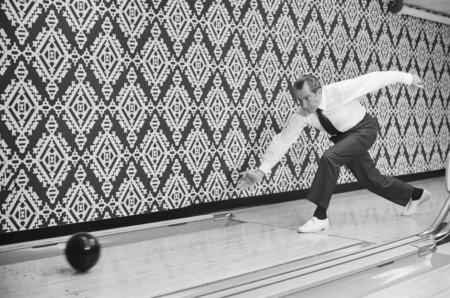 Die Kugel rollt Richard Nixon spielt Bowling