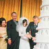 Hochzeitspaar schneidet Torte an