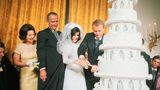 Hochzeitspaar schneidet Torte an