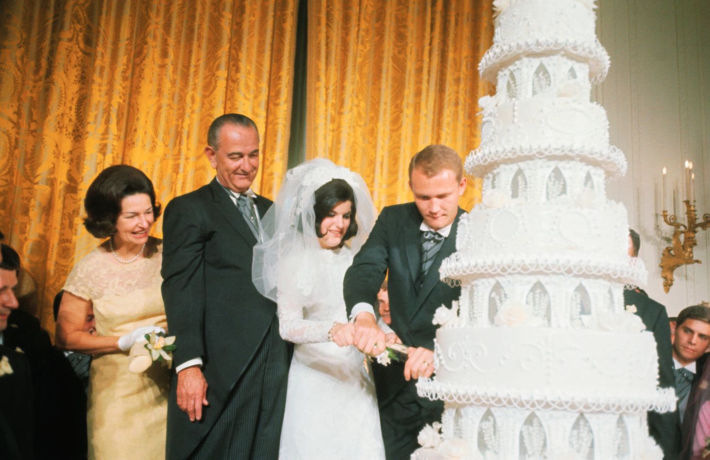 Exquisite Hochzeitslocation Hochzeitspaar schneidet Torte an