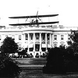 Flugzeug fliegt dicht über Weißes Haus hinweg