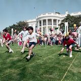 Kinder tragen Eier auf einem Löffel