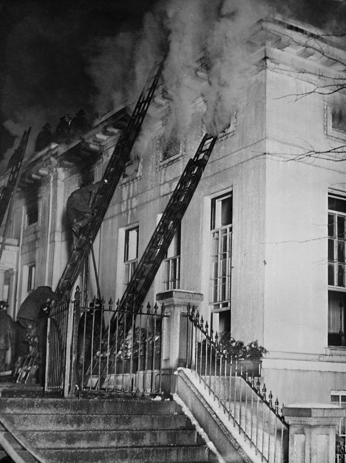 Feuer im Westflügel Rauch aus Fenstern des Weißes Hauses