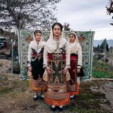 Drei Frauen in griechischer Tracht