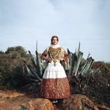 Frau in griechischer Tracht vor Kaktus