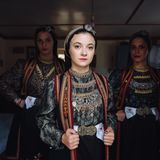 Drei Frauen in griechischer Tracht