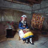 Frau in griechischer Tracht sitzend