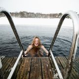 Frau taucht im Wasser ab, Winterstimmung