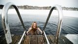Frau taucht im Wasser ab, Winterstimmung