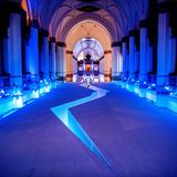 Halle mit Säulen, dramatisch beleuchtet, Kunst als Blitz auf dem Boden