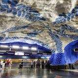 Höhlenartige Ubahnstation mit Zweigen bemalt