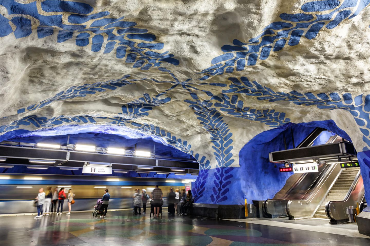 Höhlenartige Ubahnstation mit Zweigen bemalt