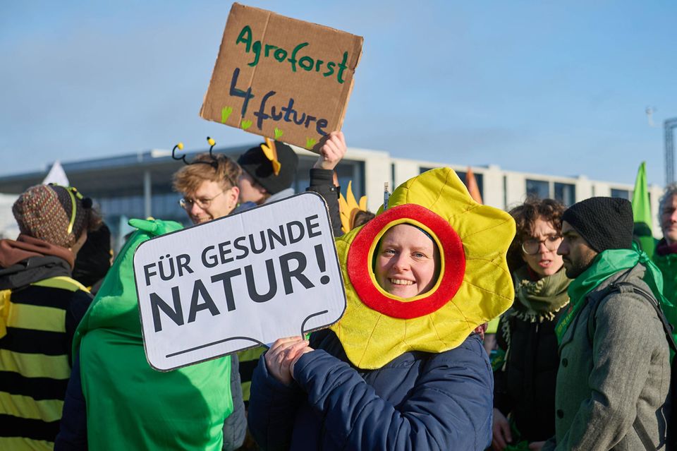 Protestierende mit Plakaten
