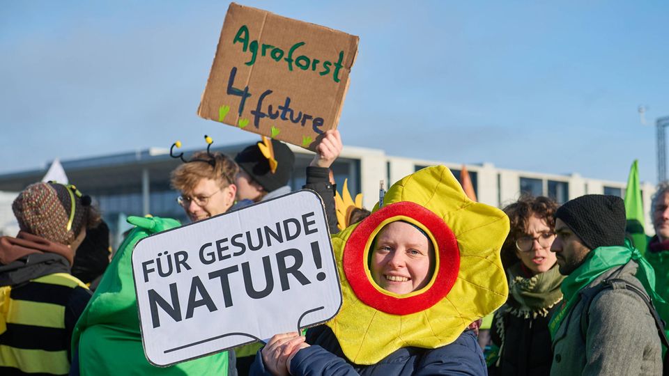 Protestierende mit Plakaten 