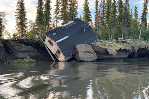 Eine umgekippte Hütte, die im Zuge von Permafrost-Tau und Erosion am kanadischen Mackenzie-Flussdelta zerstört wurde