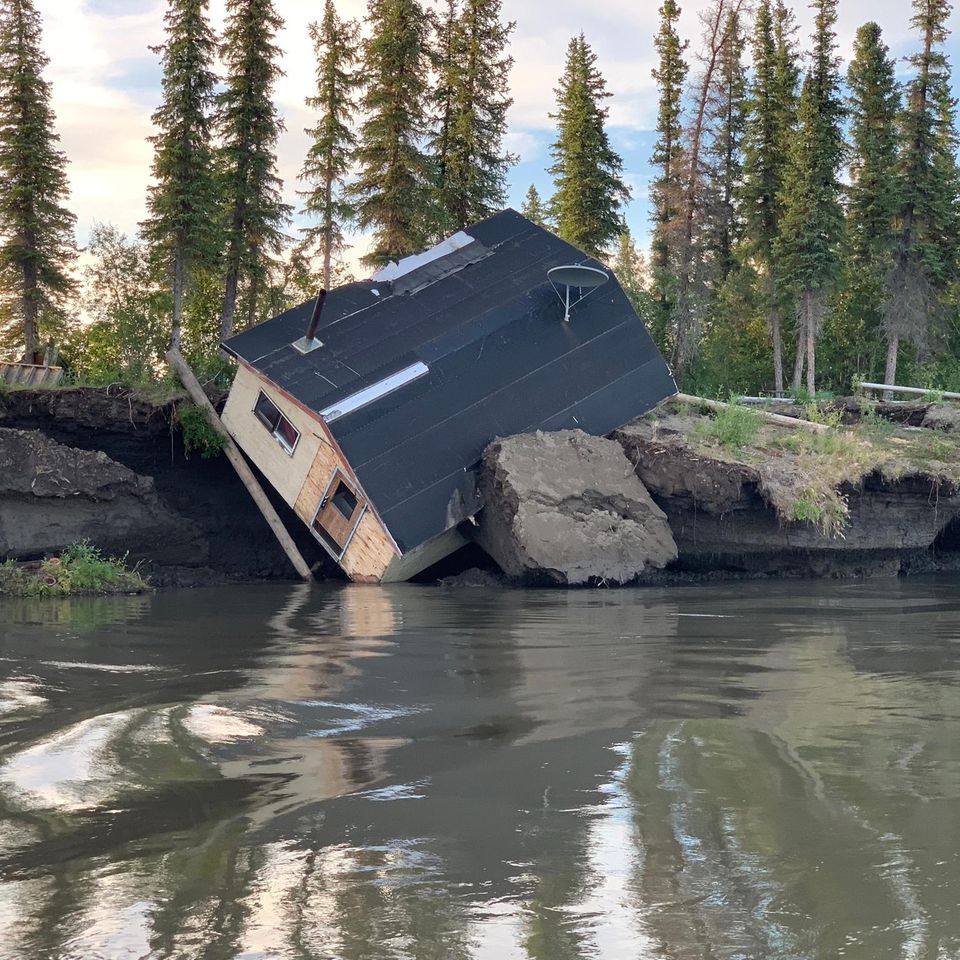 Eine umgekippte Hütte, die im Zuge von Permafrost-Tau und Erosion am kanadischen Mackenzie-Flussdelta zerstört wurde