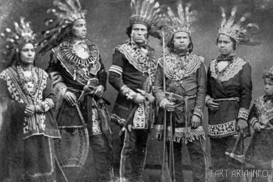 Maungwudaus (2.v.l.), ein Oberhaupt der Mississauga Chippewa, kommt Mitte des 19. Jahrhunderts nach Großbritannien. Er schreibt, in London seien die Menschen wie Mücken, die einander beißen, um zu überleben 1.4749