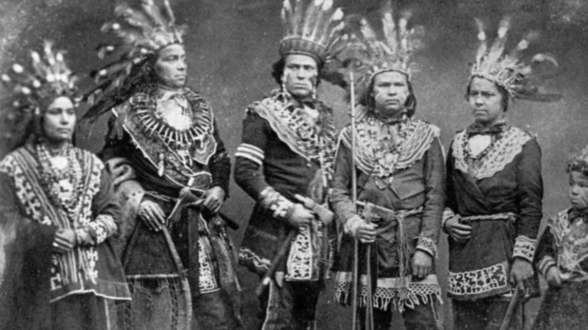 Maungwudaus (2.v.l.), ein Oberhaupt der Mississauga Chippewa, kommt Mitte des 19. Jahrhunderts nach Großbritannien. Er schreibt, in London seien die Menschen wie Mücken, die einander beißen, um zu überleben