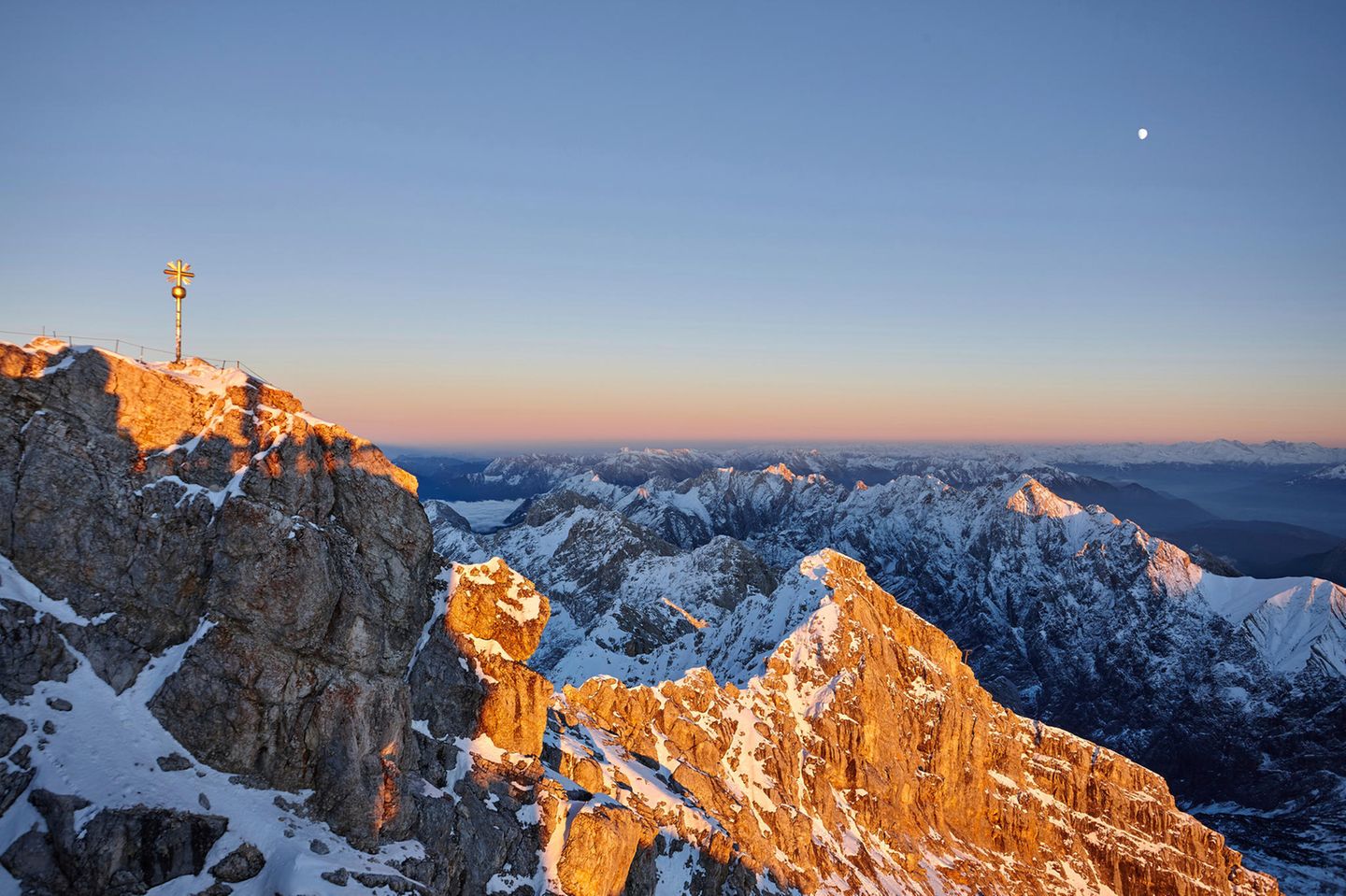 Gipfel der Zugspitze mit Bergpanorama