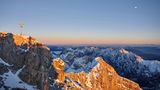 Gipfel der Zugspitze mit Bergpanorama