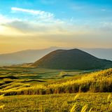 Der Vulkan Aso San in Japan bei Sonnenuntergang