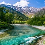 Der Fluss Azusa fließt durch den Kamikochi-Nationalpark in der Präfektur Nagano, Japan.