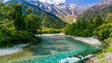Der Fluss Azusa fließt durch den Kamikochi-Nationalpark in der Präfektur Nagano, Japan.