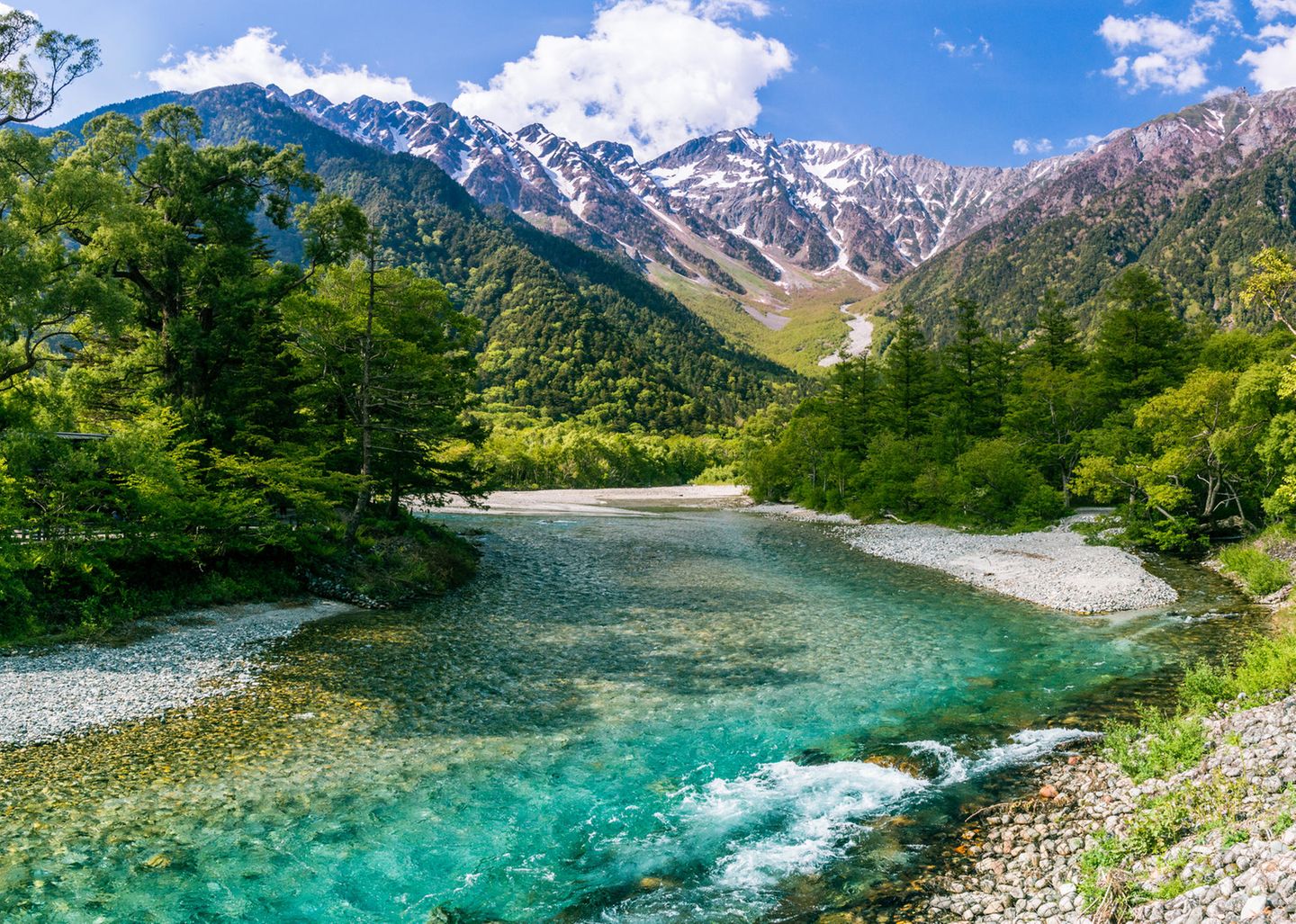 Kamikōchi: Unberührtes Hochland Der Fluss Azusa fließt durch den Kamikochi-Nationalpark in der Präfektur Nagano, Japan.
