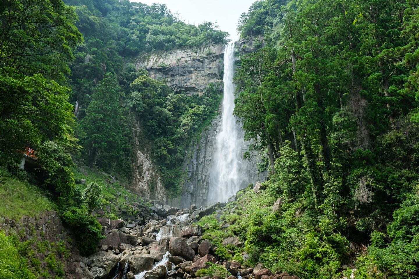 Nachi-Wasserfall: Sturzbach mit Geschichte Nachi Wasserfall in Walayama in Japan