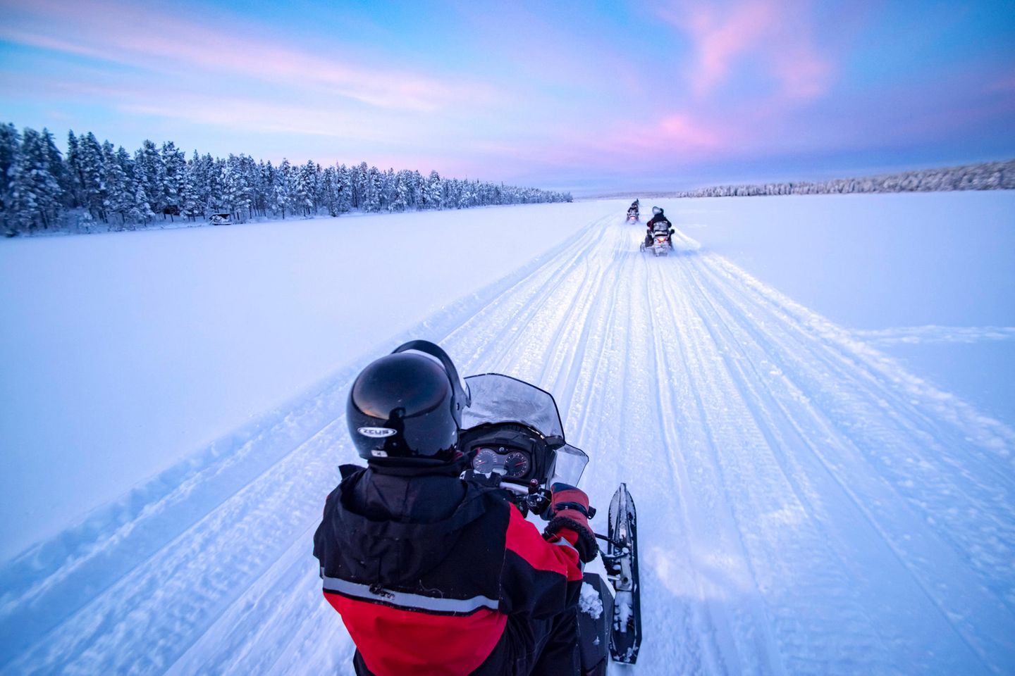 Highlight in Äkäslompolo: die Schneemobiltour Schneemobile im Schnee