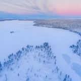 der zugefrorene See Äkäslompolo von oben